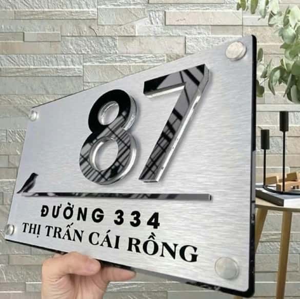 bảng số nhà đẹp bằng inox xước, chữ nổi mica, chân mica cháo