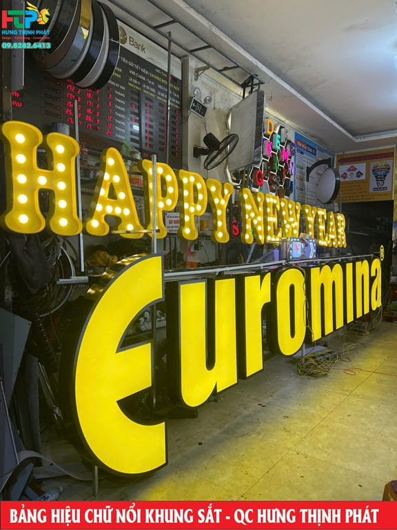 bo logo mica noi lap khung sat gia co tren vach kinh toa nha (1)