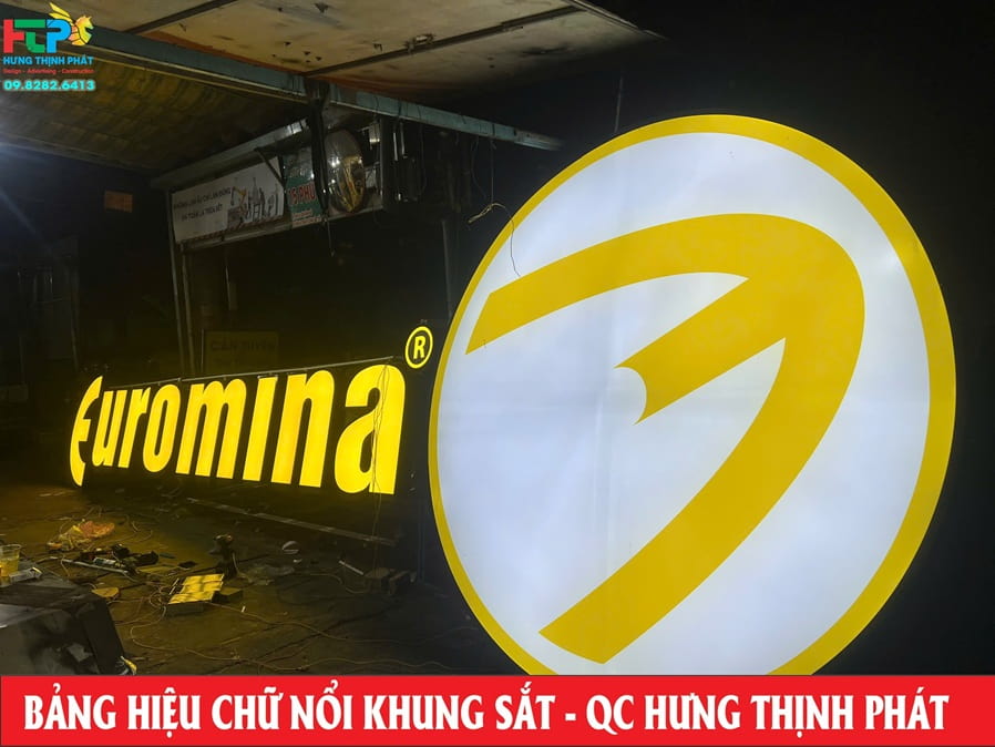 bo logo mica noi lap khung sat gia co tren vach kinh toa nha (2)