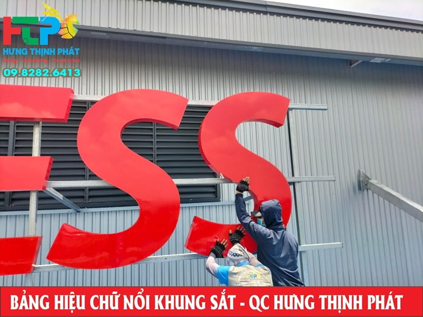 chu noi mica  dan decal phan quang gia co tren khung sat
