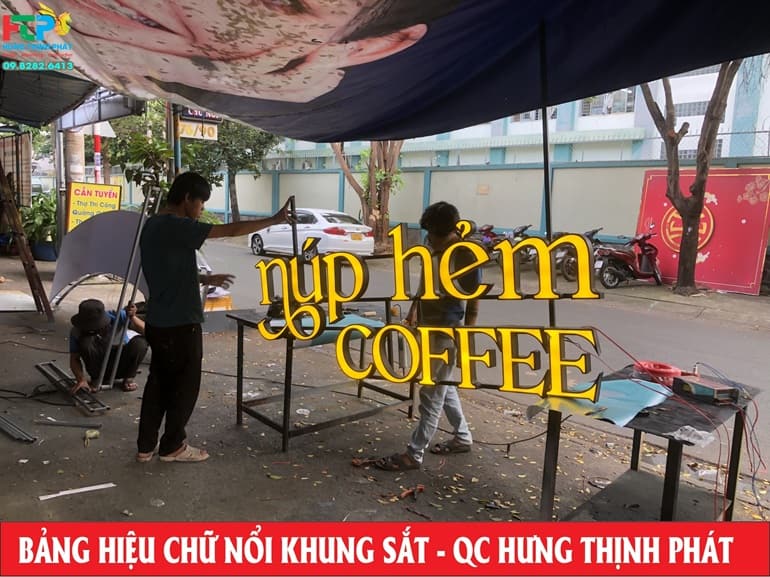 chu noi mica nup hem coffee lap tren khung sat (2)