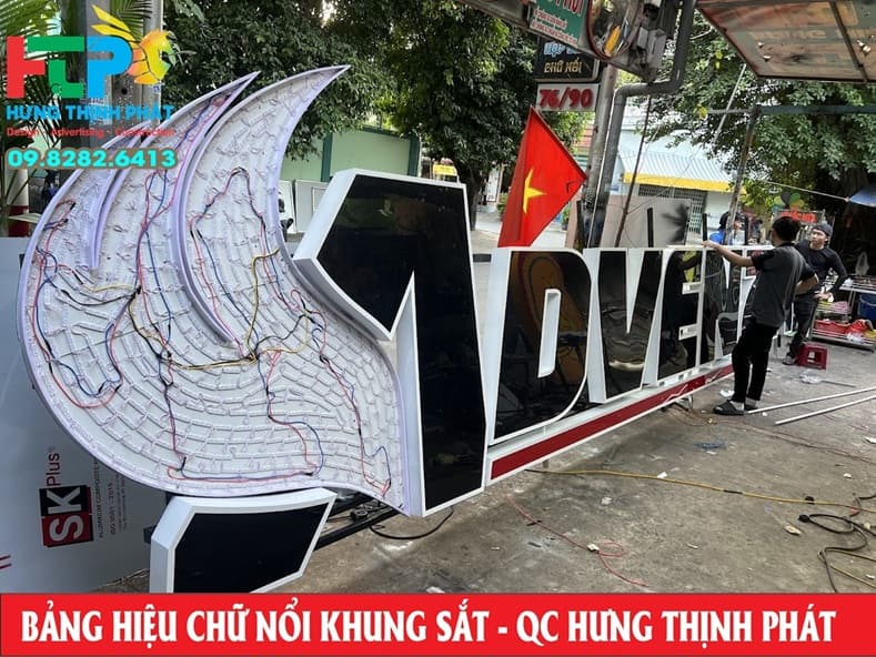 loai-chu-mica-den-nhung-anh-sang-trang-(1)