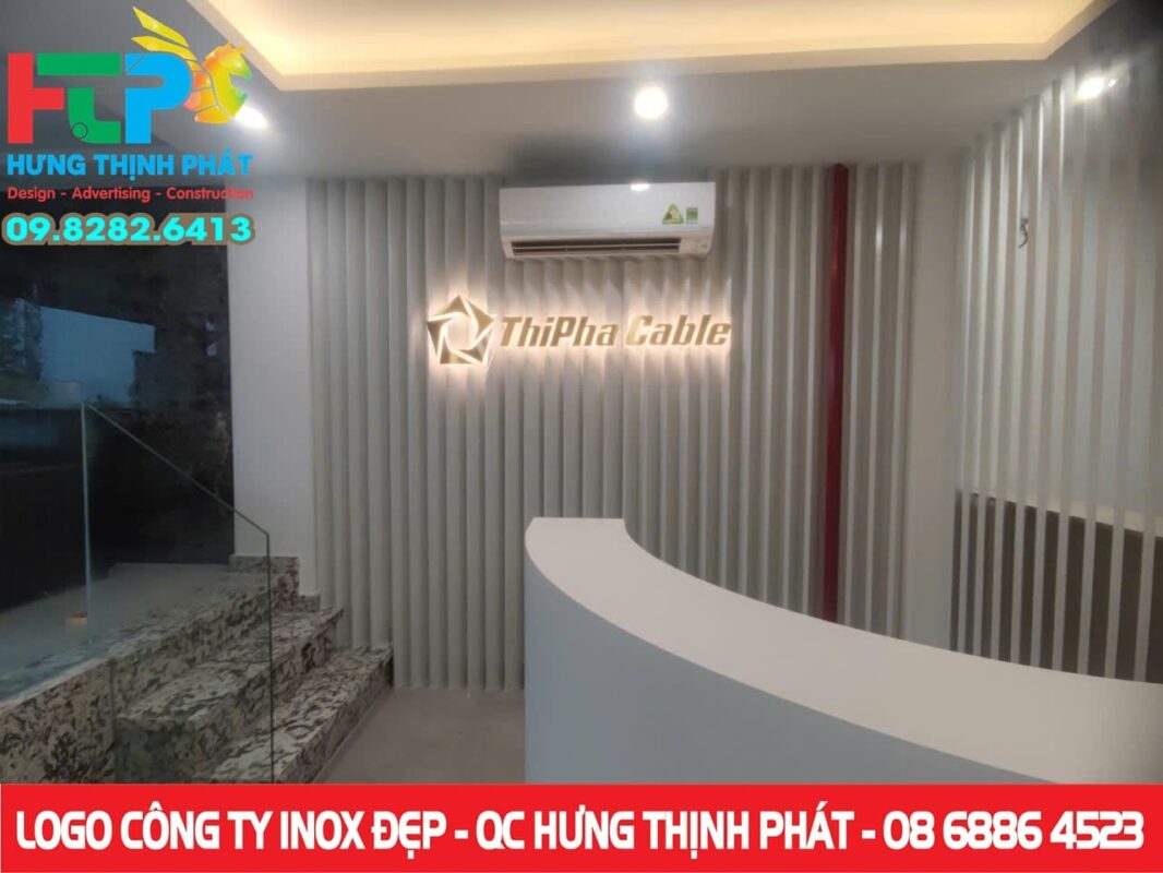 logo mặt inox chân mica cháo