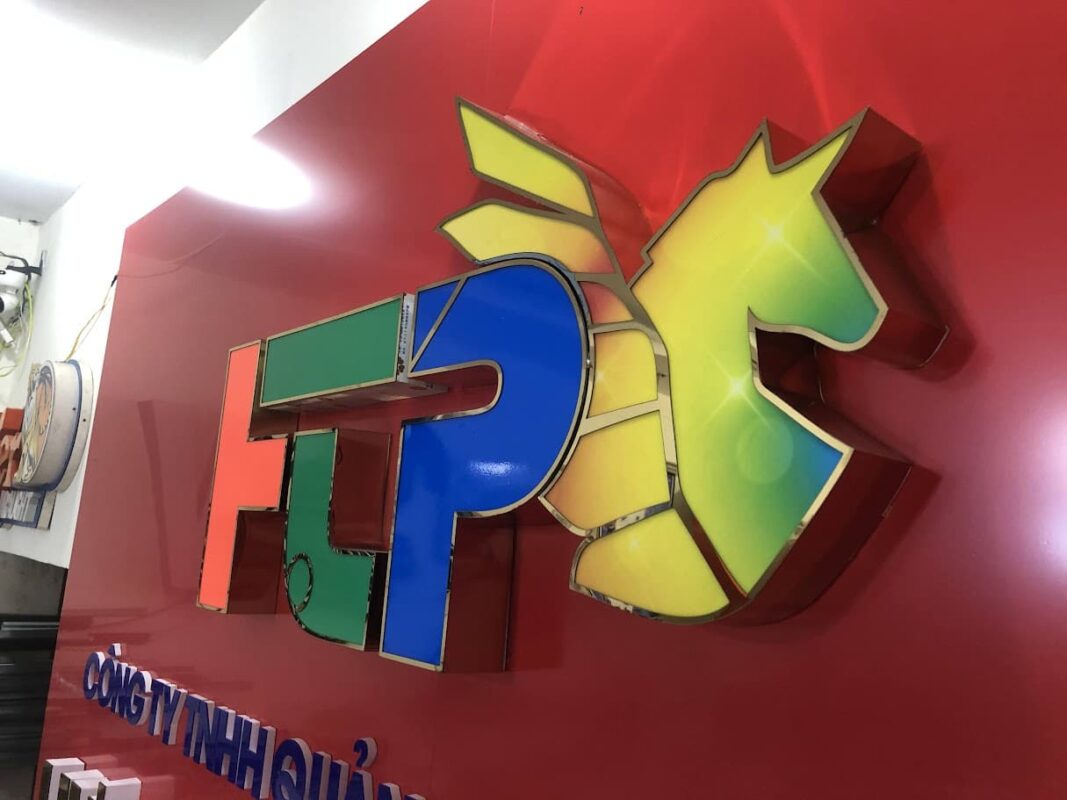 Logo mica lộng viền inox